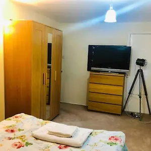  Guest house Private 4-5 Minutes Drive To Luton Airport