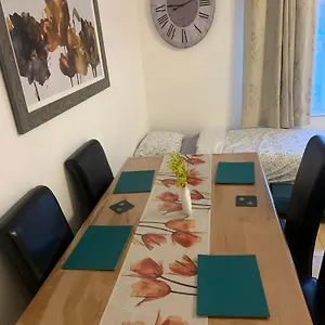  Guest house Beaconsfield Serenity: 4-bedroom Near Luton Airport